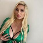 Blonde Schlampe, mit dicken Titten Bild